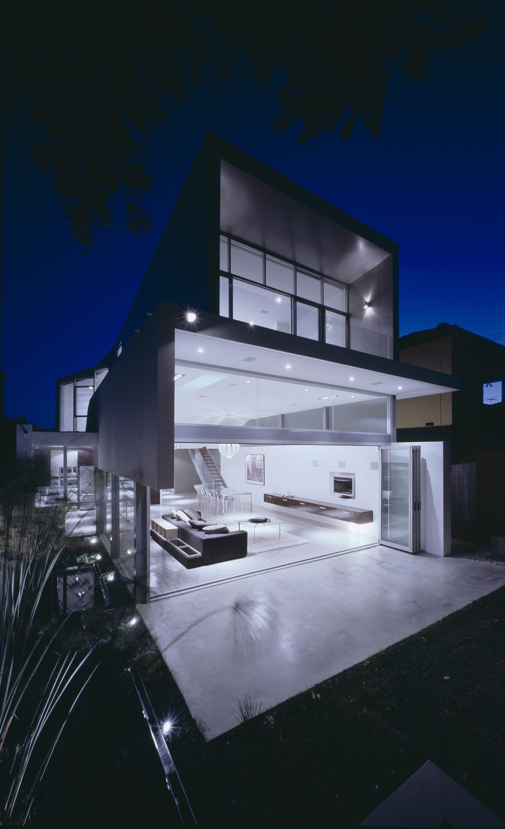 wave-house-modern-minimalist-beach-house-1.jpg