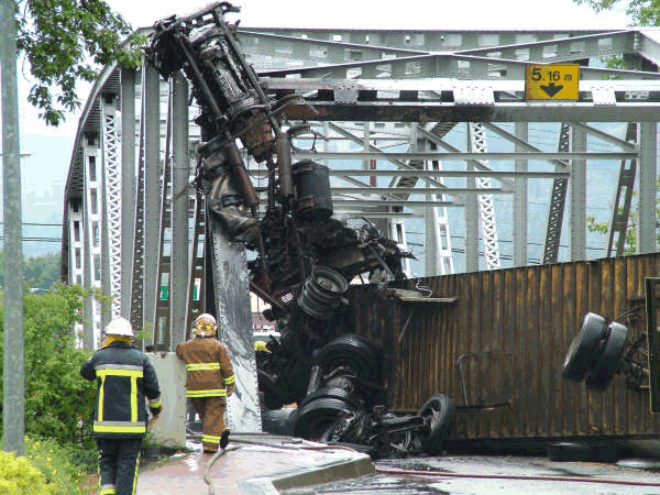 10-26-07-fatal-explosion-2.gif