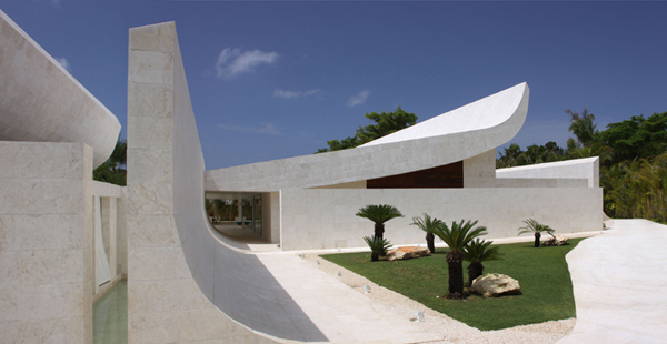 beachfront-homes-curved-caribbean-house-1.jpg