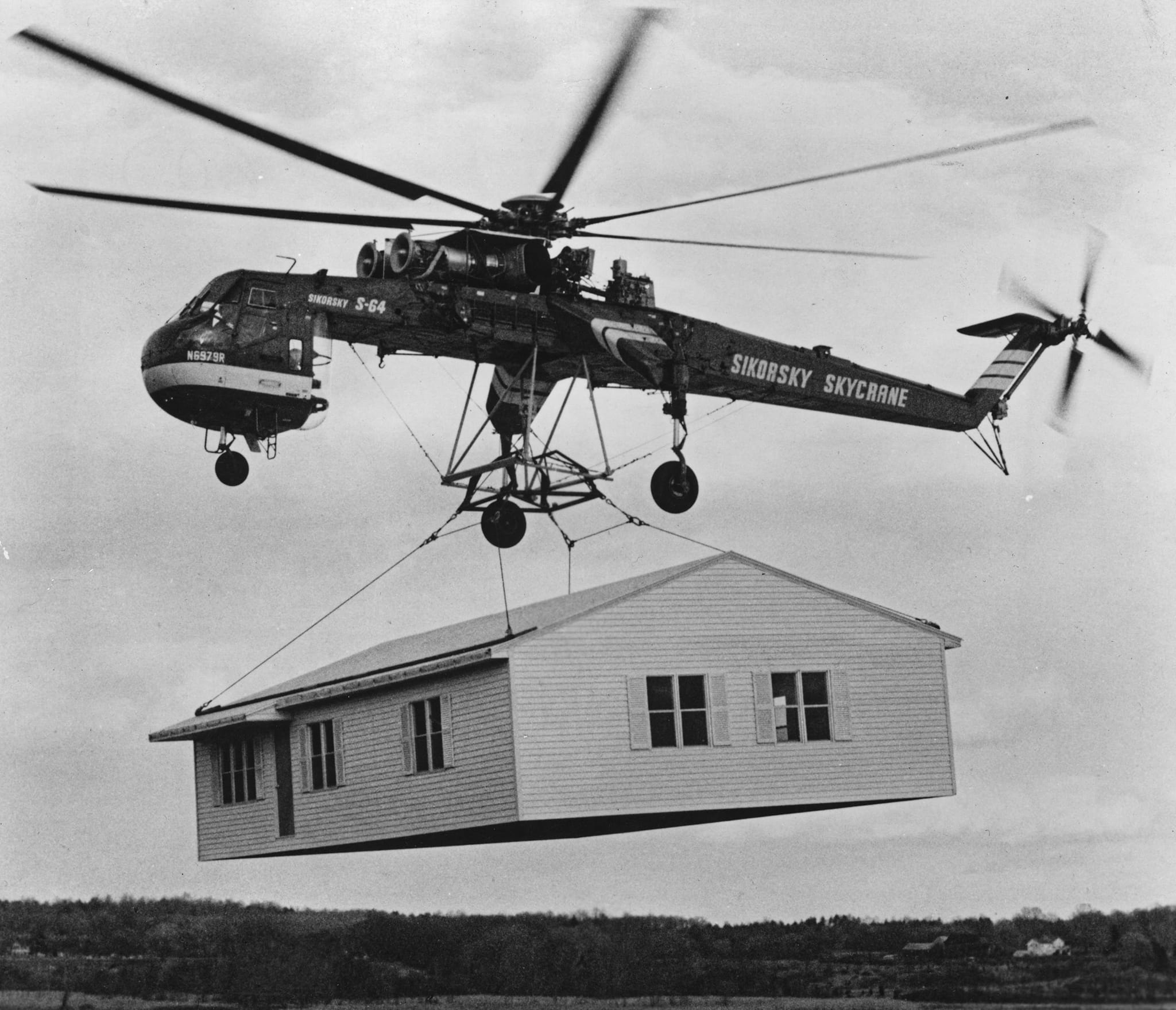 Sikorsky_Skycrane_carrying_house_bw.jpg